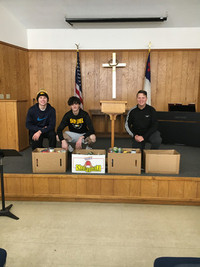 Quin Peak, Kobe Moriarity & Logan Guy deliver canned goods to Hope Ministries.